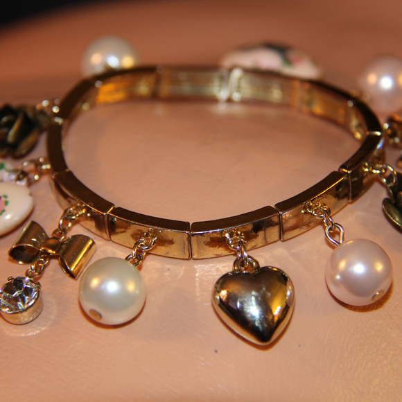 BETSEY JOHNSON FLY TEA PARTY HEART CAKE BRACELET - Picture 3 of 3
